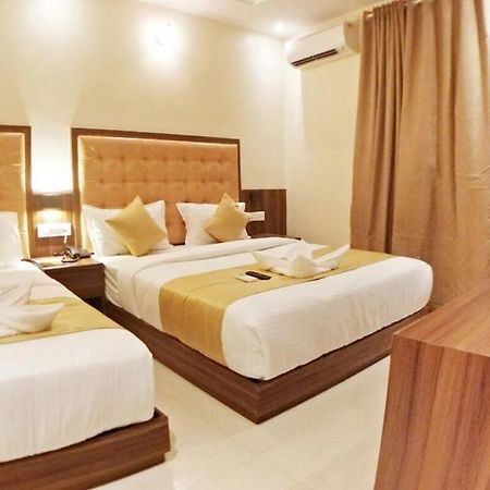 Hotel Emerald Near T2 International Airport Mumbai  Buitenkant foto