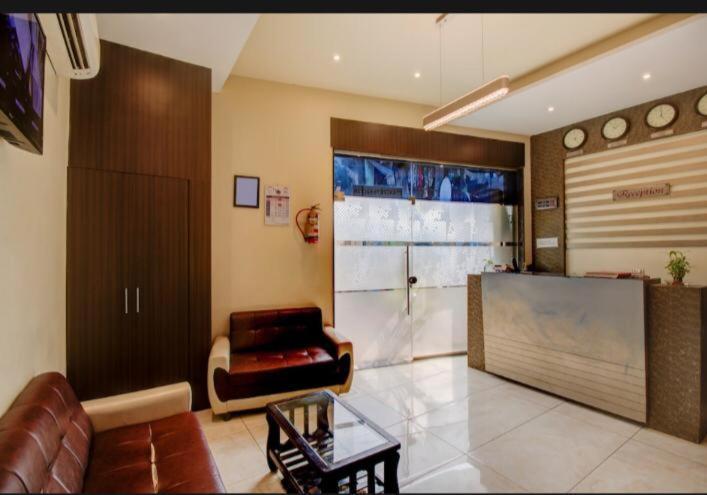 Hotel Emerald Near T2 International Airport Mumbai  Buitenkant foto