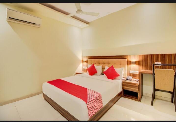 Hotel Emerald Near T2 International Airport Mumbai  Buitenkant foto