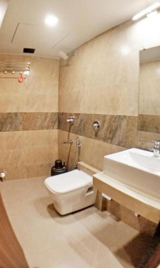 Hotel Emerald Near T2 International Airport Mumbai  Buitenkant foto