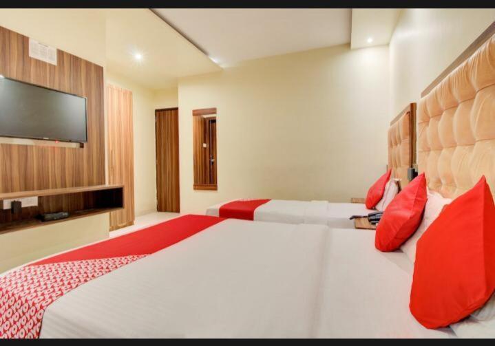 Hotel Emerald Near T2 International Airport Mumbai  Buitenkant foto