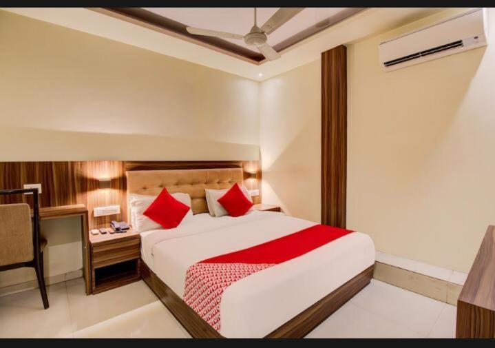 Hotel Emerald Near T2 International Airport Mumbai  Buitenkant foto