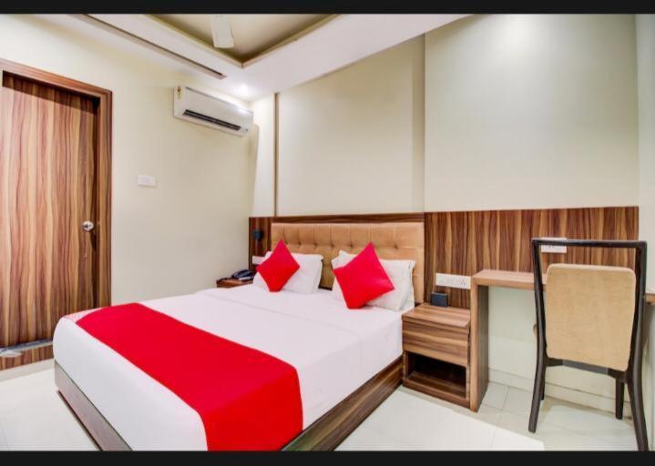 Hotel Emerald Near T2 International Airport Mumbai  Buitenkant foto